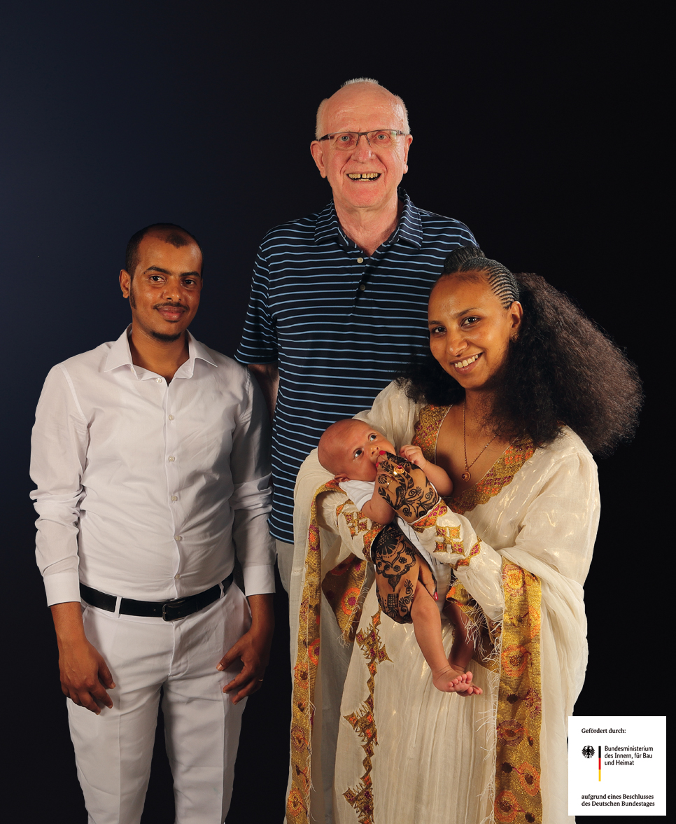 Familienporträt mit Werner Kronenbitter und Yonas Weldezghi mit seiner Frau Feven und Sohn Betab, Hochformat