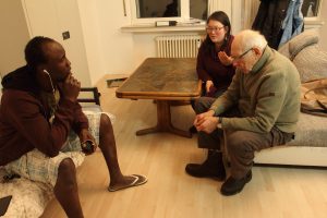 Diethelm Krause und Miriam Venn beraten einen Geflüchteten aus Ghana in seiner Wohnung