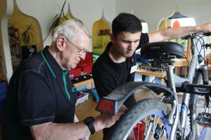 EU, D, NRW: Sprockhövel: Akbar Zoirov repariert mit einem Kollegen ein Fahrrad in der Reparaturwerkstatt der Flüchtlingshilfe Sprockhövel