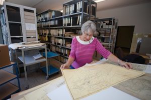Karin Hockamp studiert alte Karte von Sprockhövel