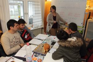 Akhmad Muzafarov im Deutschkurs der Flüchtlingshilfe