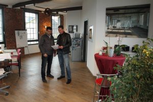 Akhmad Muzafarov mit seinem Chef Frank Müller bei einer Immobilienobjektbesichtigung