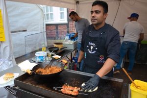 Hassan Shoukat bereitet schmackhafte Tacos am Grill beim Stadtfest Sprockhövel zu