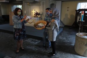 Somaie Mohammadi übergibt Alltagsmasken an Kirchengemeinde